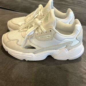 Adidas women’s size 5 1/2 white/ cream